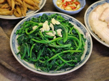 Lá này canxi gấp 2 lần sữa được ví là "thứ rau vua", Việt Nam bán đầy, nấu kiểu gì cũng ngon