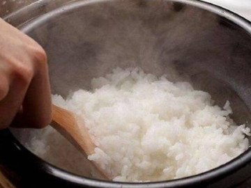 Bếp Eva - Nấu cơm chỉ cho nước chẳng khác nào "nghiệp dư", thêm 2 nguyên liệu có đầy trong nhà, cơm trắng ngon thơm dẻo