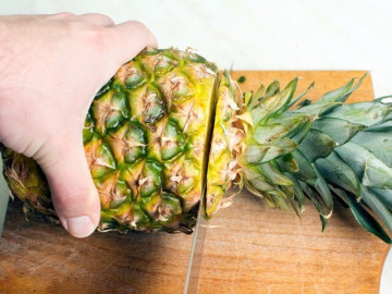 Dứa gọt xong cho vào ngâm cùng thứ này ăn không bị rát lưỡi lại còn ngọt thơm hơn rất nhiều