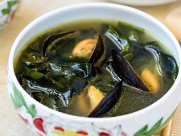 Bếp Eva - Đi chợ gặp rau này mua ngay về nấu canh vô cùng bổ dưỡng, trẻ ăn vào còn tốt hơn cả uống sữa