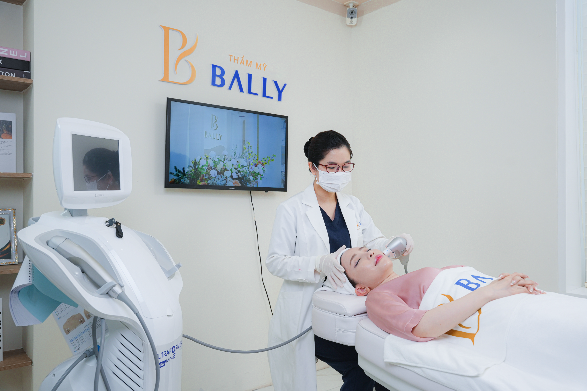 Khách hàng sử dụng dịch vụ trẻ hóa tại Thẩm mỹ Bally