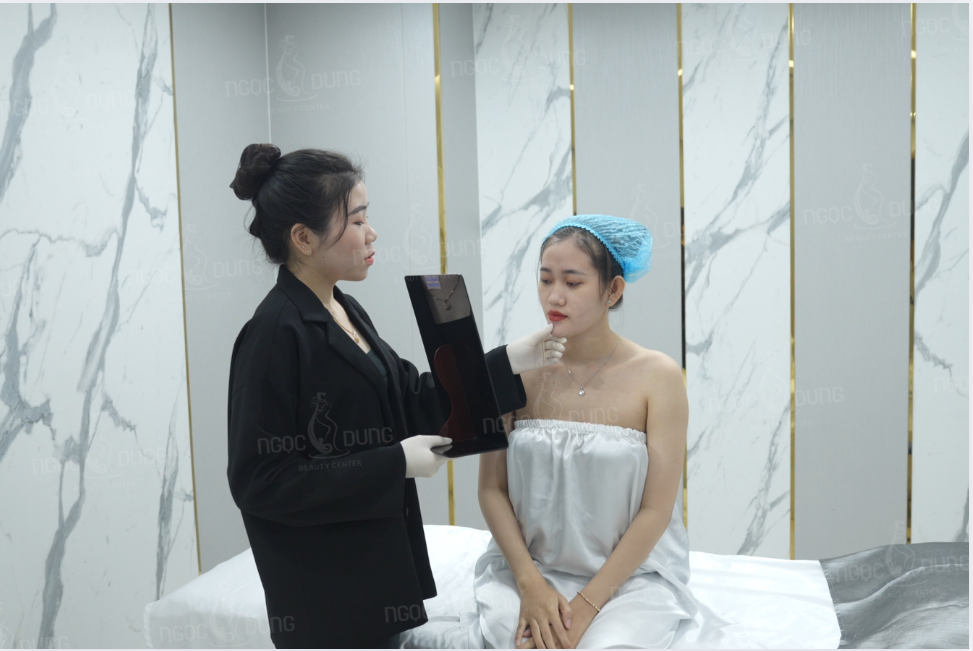 Master phun xăm đang hướng dẫn khách hàng cách chăm sóc sau khử thâm môi