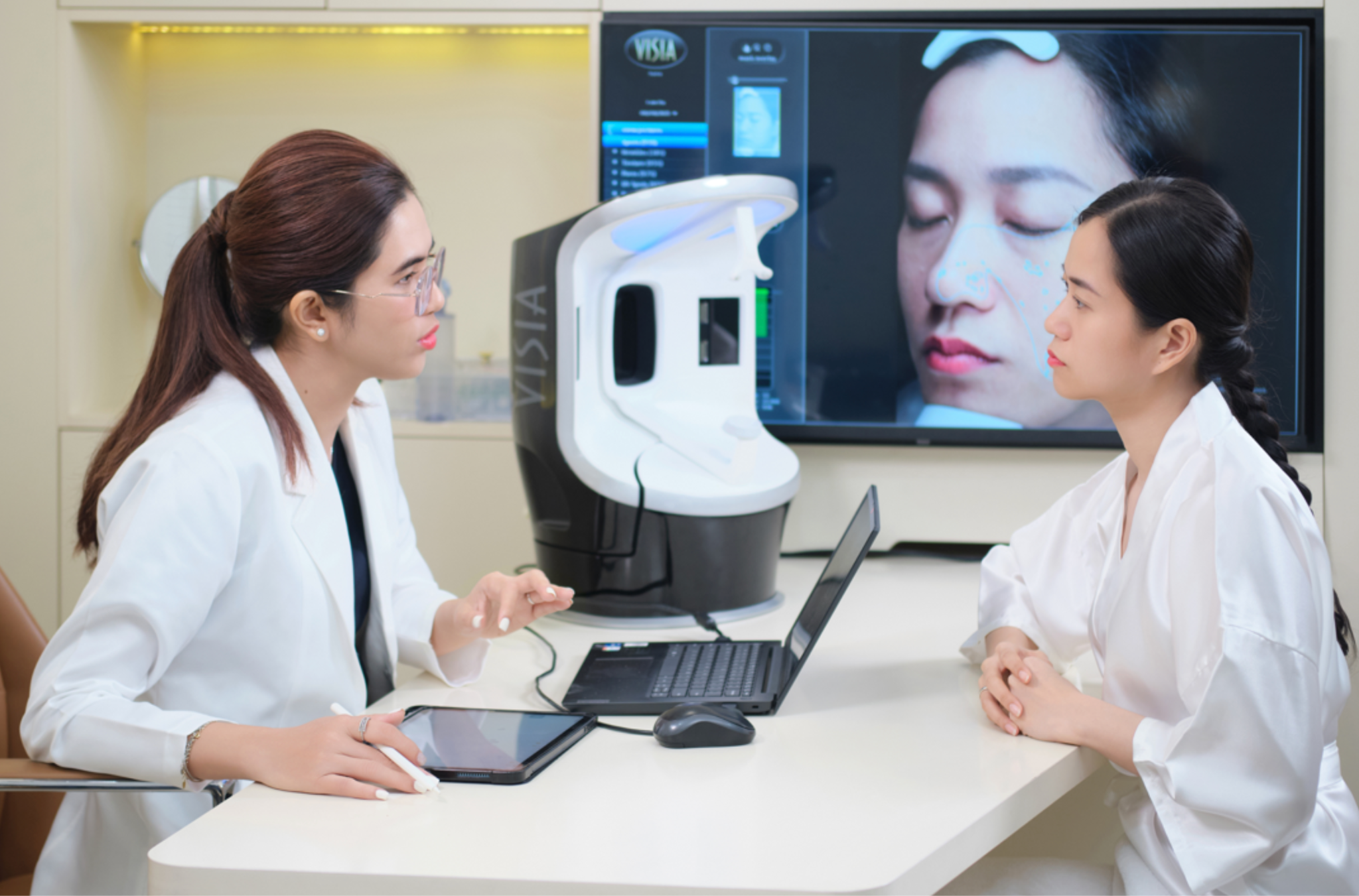 Diễn viên Lâm Vỹ Dạ soi da bằng hệ thống VISIA với bác sĩ