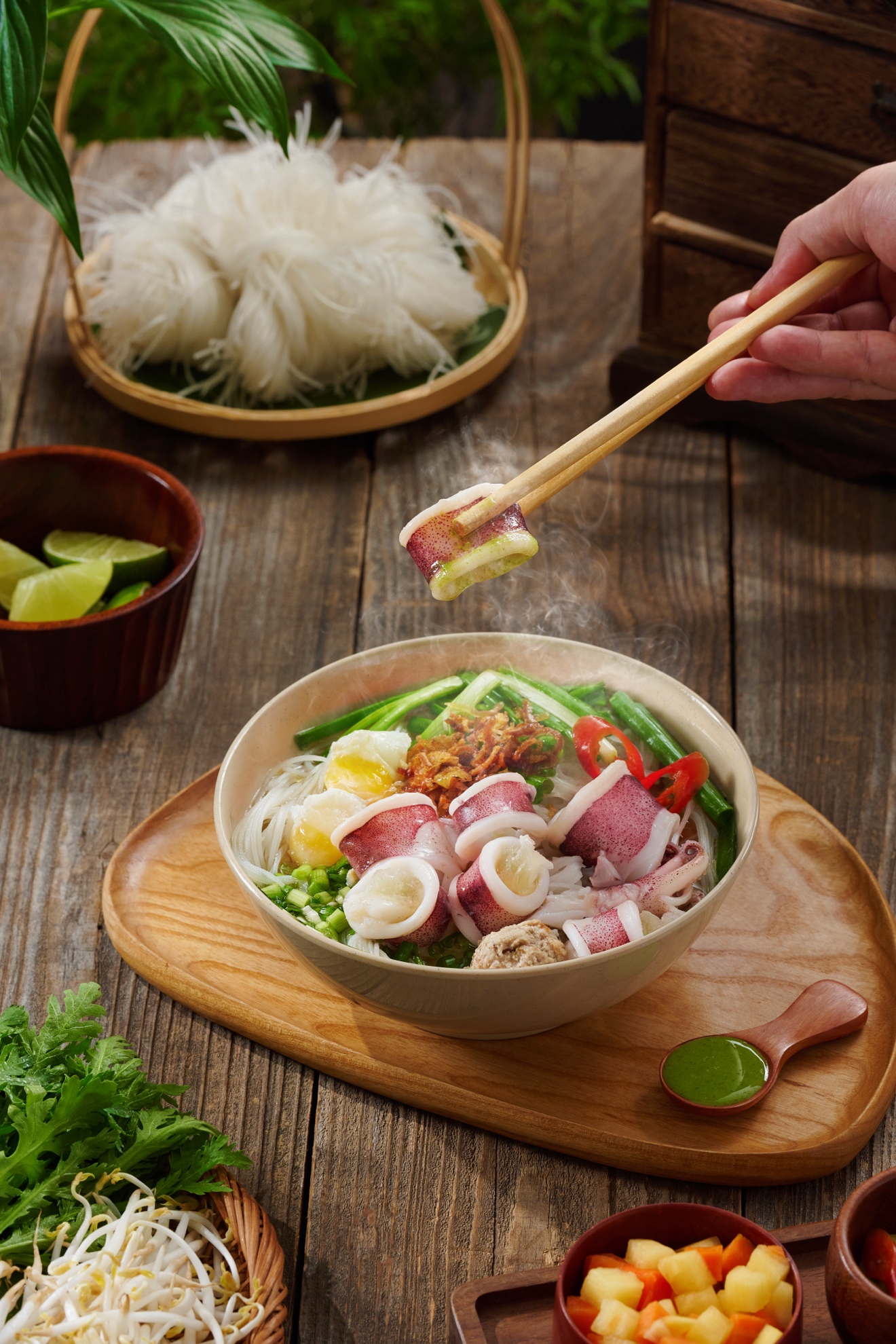 Nguyên liệu thơm ngon cùng sợi hủ tiếu trắng tạo nên nét đẹp của ẩm thực.