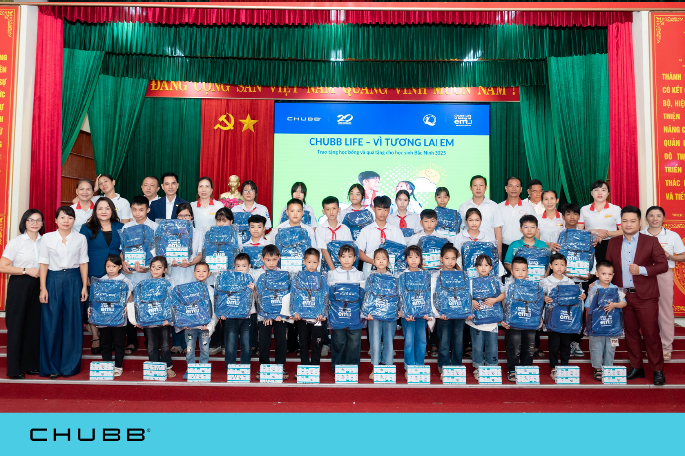 Chubb Life Việt Nam trao tận tay những phần quà học tập đến các em học sinh, tiếp thêm động lực giúp các em vững bước đến trường