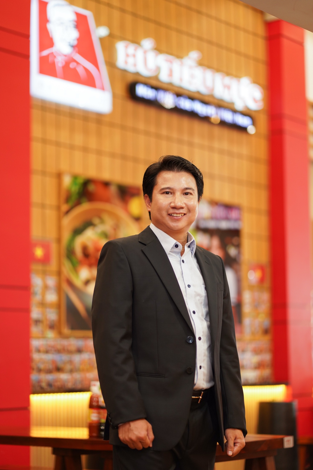 Chân dung anh Nguyễn Văn Minh – Người sáng lập thương hiệu “Hủ tiếu mực Ông già Cali”.