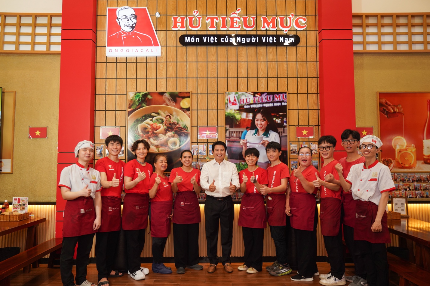 Anh Nguyễn Văn Minh và đội ngũ nhân viên “Hủ tiếu mực Ông già Cali”.