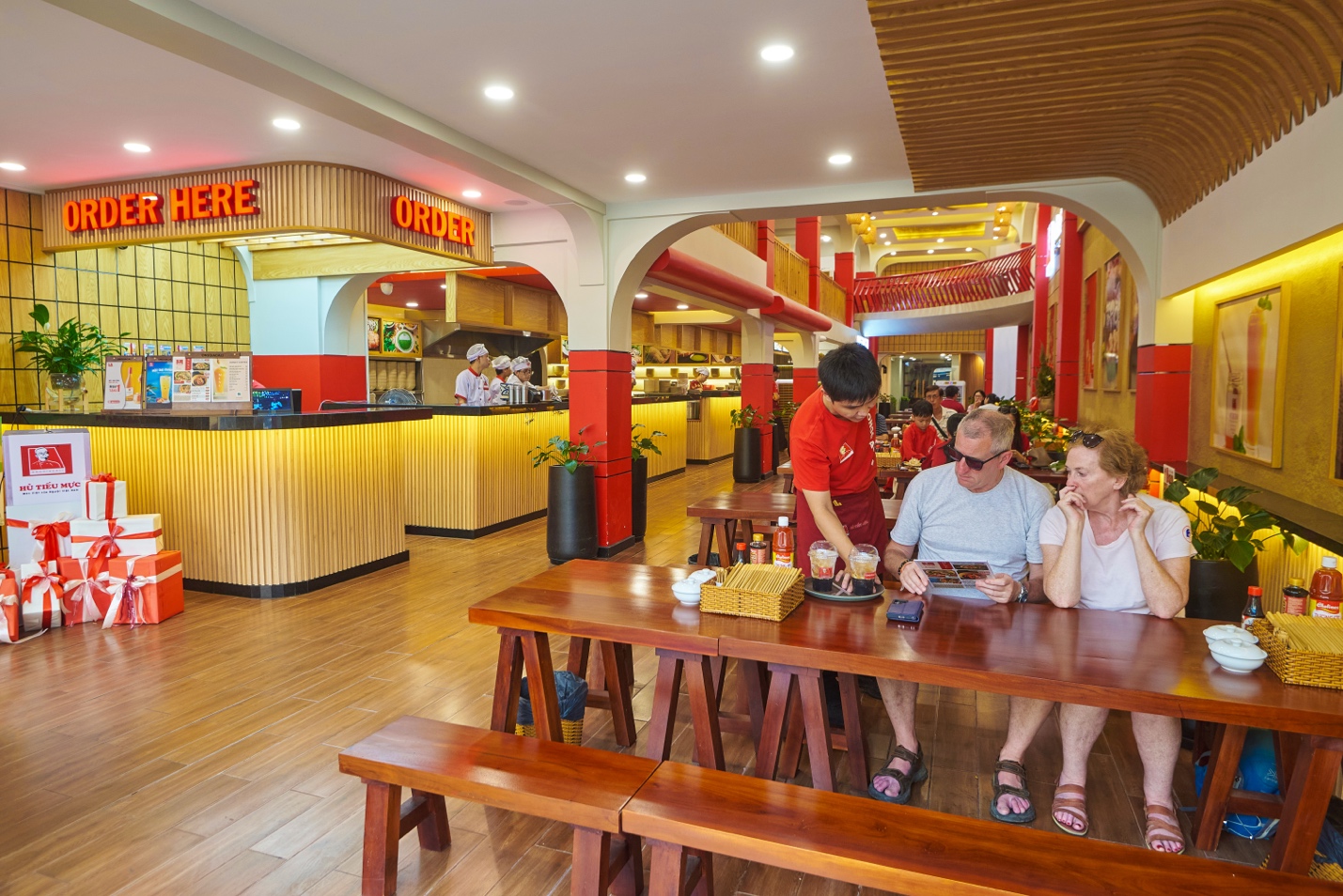 Không gian quán ăn đạt tiêu chuẩn cùng dịch vụ phục vụ thực khách bằng trái tim.