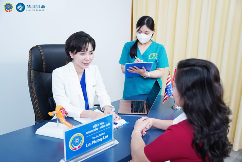 Ths.Bs Lưu Lan thăm khám cho khách hàng, lắng nghe câu chuyện thầm kín của chị em