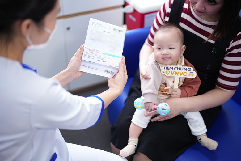 Chị Nguyễn Thúy Quỳnh đưa con gái hơn 6 tháng tuổi đến VNVC Trường Chinh (Hà Nội) tiêm kháng thể đơn dòng phòng virus hợp bào hô hấp RSV. Ảnh: Lê Anh Tuấn