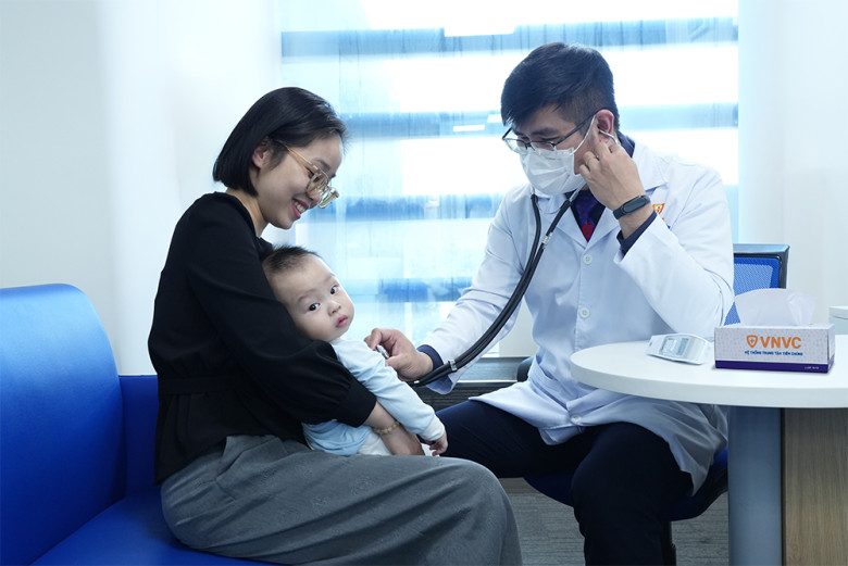 Chị Châm đưa con trai đến VNVC ICON4 Cầu Giấy (Hà Nội) tiêm kháng thể đơn dòng phòng virus hợp bào hô hấp RSV. Ảnh: Lê Anh Tuấn