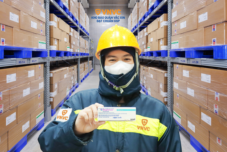 Tại VNVC, kháng thể đơn dòng RSV được bảo quản trong hệ thống kho lạnh, dây chuyền lạnh và xe lạnh bảo quản đạt chuẩn GSP tiêu chuẩn quốc tế, giám sát nhiệt độ tự động 24/24. Ảnh: Mộc Thảo