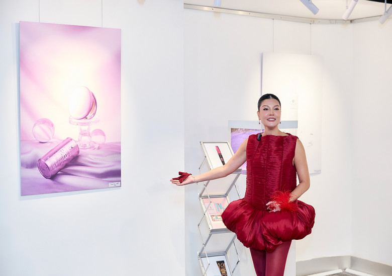 Siêu mẫu Vũ Cẩm Nhung đang chia sẻ về một trong các tác phẩm tại buổi triển lãm