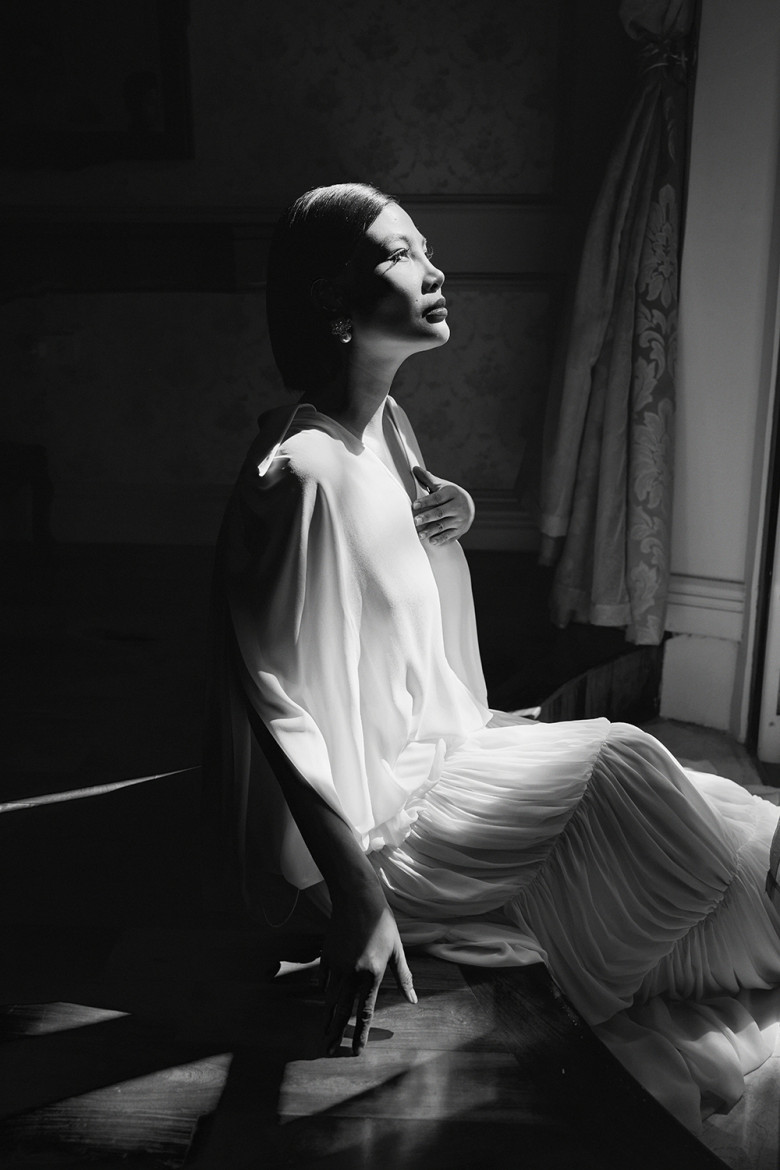 1 trong số các tác phẩm tôn vinh phụ nữ trong buổi triển lãm được Siêu mẫu Vũ Cẩm Nhung thực hiện