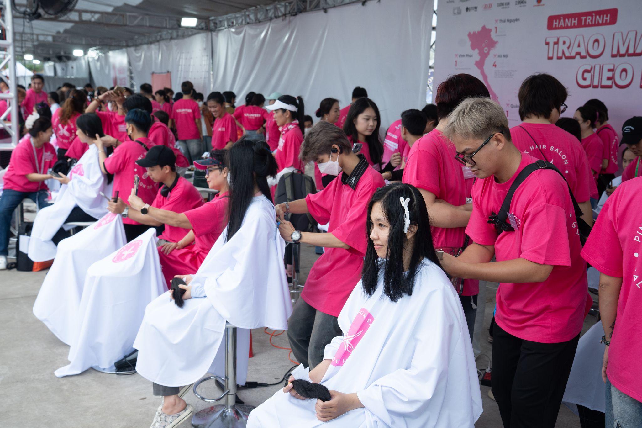 Sự kiện hiến tóc, trao mái tóc để lan tỏa yêu thương tại ngày hội- Ảnh: BCNV