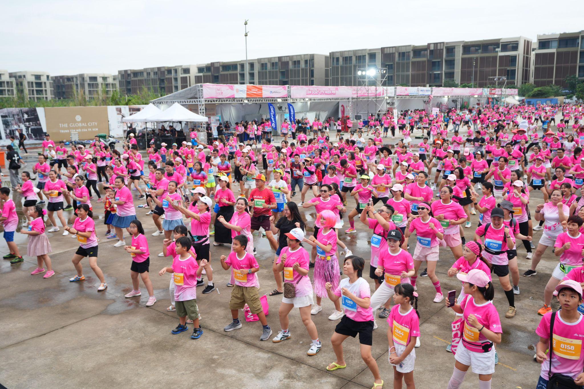 Giải chạy Hồng đã thu hút hơn 5.000 người tham dự với cùng một lý tưởng “Yêu mình, yêu người” - Ảnh: BCNV