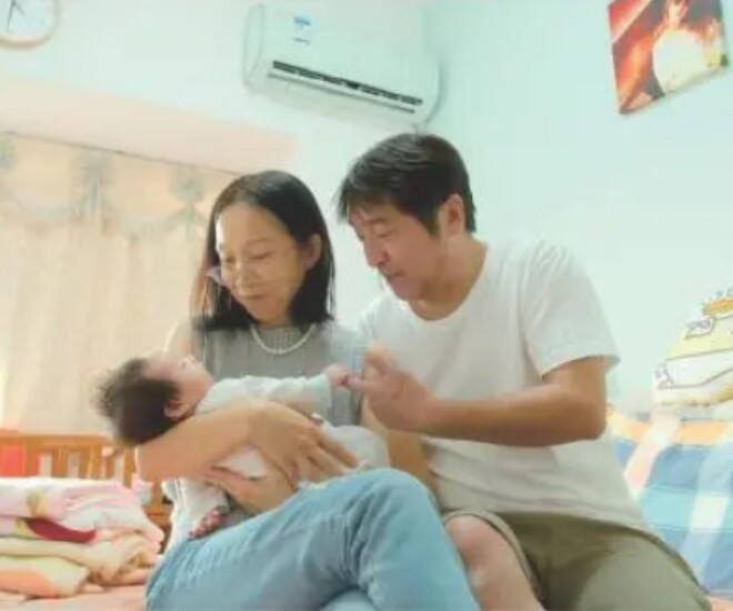 Với vợ chồng ông Zhao, con gái nhỏ không phải sự thay thế, tình yêu là phép nhân, không phải phép chia.