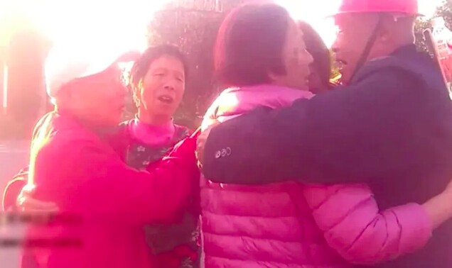 Cảnh đoàn tụ xúc động sau hơn 30 năm. 