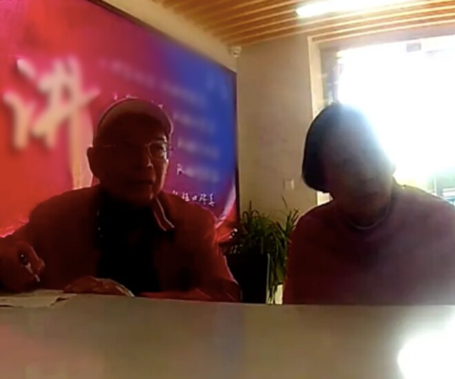 Ông Zhang và người thân tìm đến đồn cảnh sát. 