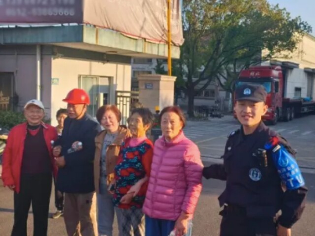 Ông Zhang gặp lại người anh họ thất lạc từ lâu và những người họ hàng khác.