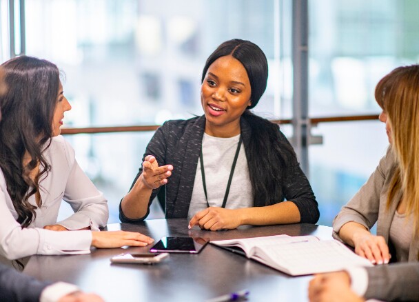 8 tín hiệu ngôn ngữ cơ thể khiến bạn trở nên quyền lực hơn - 2