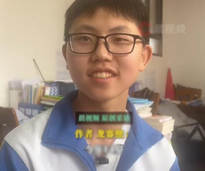 Em Long Ruizhe, học sinh lớp 9, tác giả của bài văn Tình yêu cất giấu trong chiếc hũ.