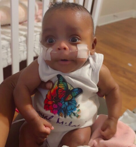 Sau gần 5 tháng lấy bệnh viện làm nhà, Loyal Milani đã có thể mỉm cười hạnh phúc trong vòng tay gia đình. 