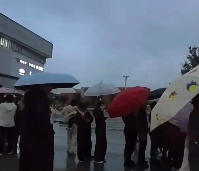 Quầy hàng nhỏ nhanh chóng thu hút được nhiều khách hàng.