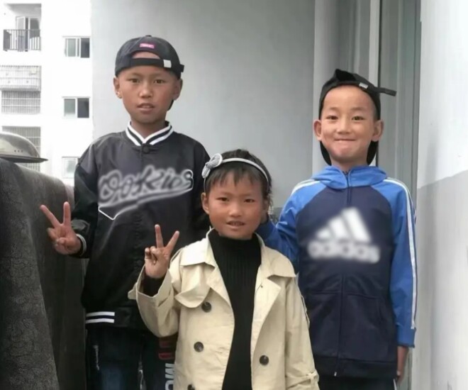 Ảnh chụp 3 anh em khi còn nhỏ.