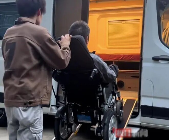 Chàng trai sinh năm 1999 nghỉ việc về chăm mẹ bại liệt, tập gym để bế mẹ thật vững vàng - 2