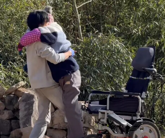 Chàng trai sinh năm 1999 nghỉ việc về chăm mẹ bại liệt, tập gym để bế mẹ thật vững vàng - 3