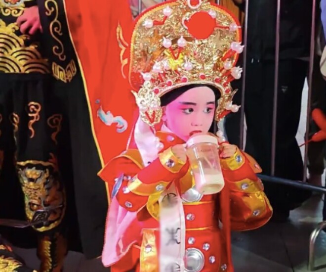 Bé 3 tuổi rưỡi biểu diễn kinh kịch khiến ai cũng ngưỡng mộ rồi “cười bò” khi thấy thứ trên tay - 1