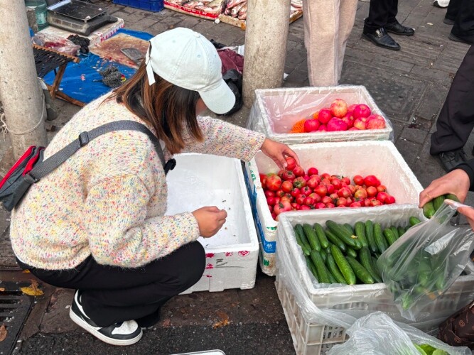 Cô gái 2K bỏ nghề “vạn người ước”, mở sạp bán rau thủy canh kiếm hàng triệu đồng mỗi ngày - 2