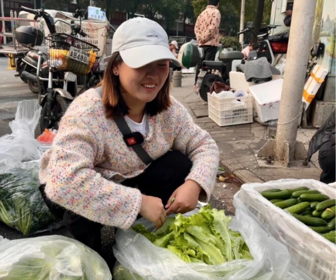 Cô gái 2K bỏ nghề “vạn người ước”, mở sạp bán rau thủy canh kiếm hàng triệu đồng mỗi ngày - 1