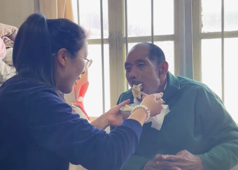 Coi chú chồng liệt não như người thân ruột thịt, nàng dâu 18 năm quyết bón cơm từng thìa gây xúc động - 3
