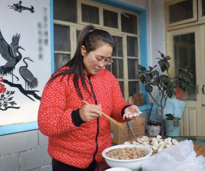 Coi chú chồng liệt não như người thân ruột thịt, nàng dâu 18 năm quyết bón cơm từng thìa gây xúc động - 1