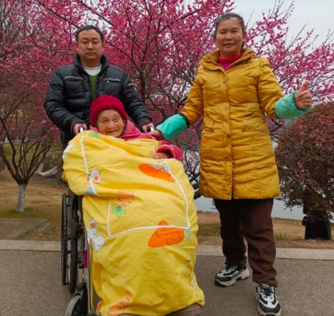 Người mẹ đang vui vẻ ngắm nhìn xung quanh.