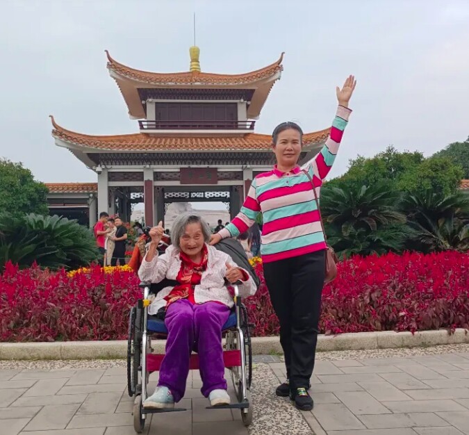 Bà Li Kuiliang và mẹ.