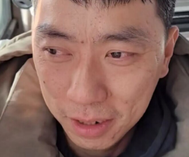 Cha ruột vẫn nghĩ con sống cùng mẹ, chẳng ngờ 33 năm sau gặp nhau trong nước mắt - 1