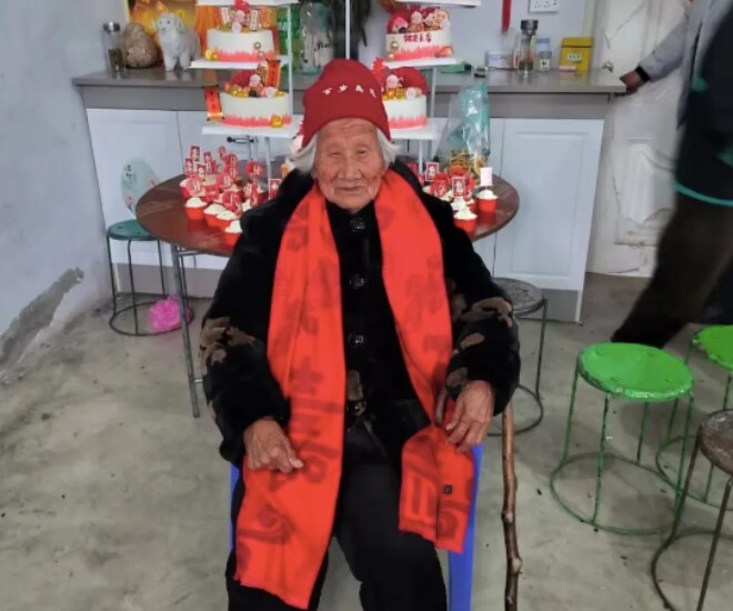 Cụ bà 115 tuổi mỗi bữa cơm phải có một ly rượu, sống trong tình yêu thương của hơn 100 người con cháu - 1