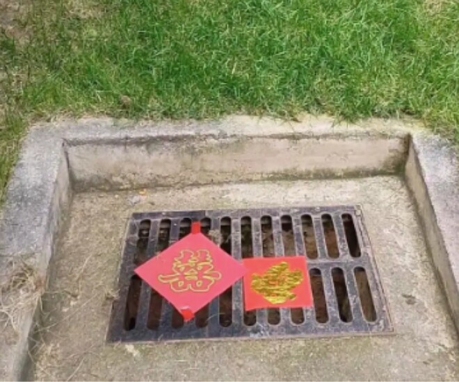 Tại thành phố Thái Nguyên, tỉnh Sơn Tây, chỉ cần có nhà tổ chức đám cưới, các nắp cống thoát nước đều được dán chữ Hỷ.