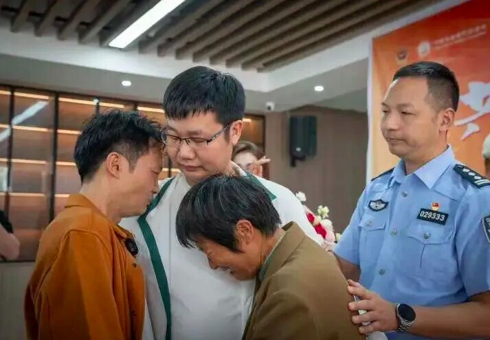 Cảnh đoàn tụ xúc động.