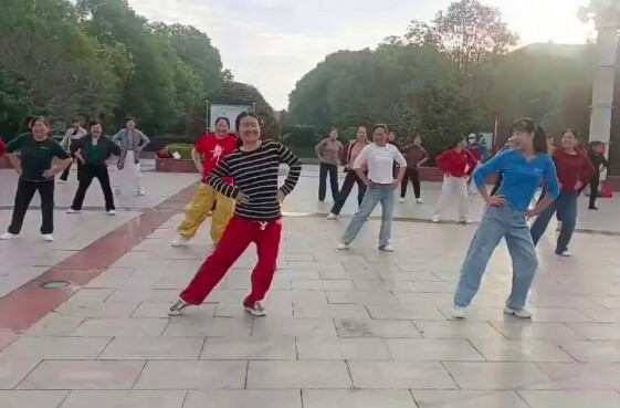 Yang tham gia một buổi khiêu vũ quảng trường cùng nhóm “các dì” trong công viên.