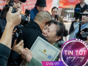 Tin tức - 43 năm lầm tưởng bị bỏ rơi, người đàn ông bật khóc nức nở khi ăn món thịt bò của mẹ 82 tuổi ngày đoàn tụ