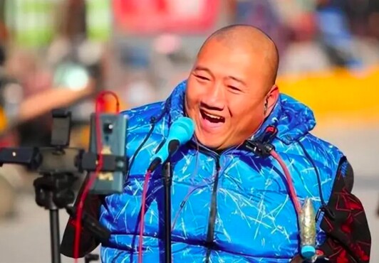 Người đàn ông không tay chân dùng một chiếc đũa để xoay chuyển cuộc đời - 5