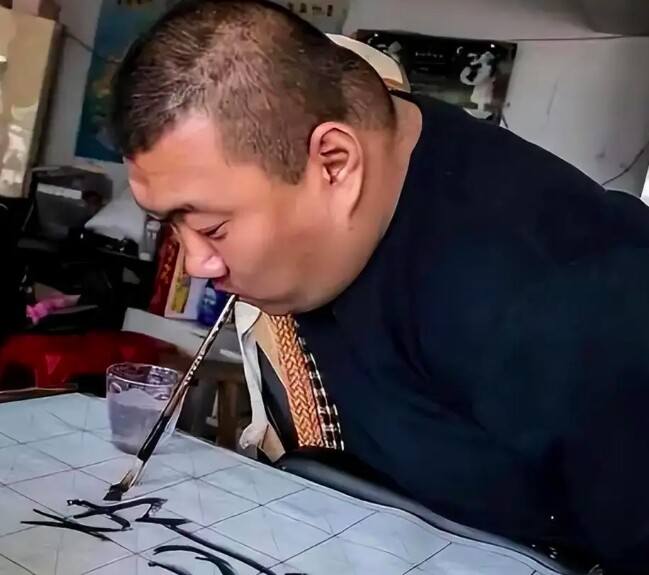 Người đàn ông không tay chân dùng một chiếc đũa để xoay chuyển cuộc đời - 4