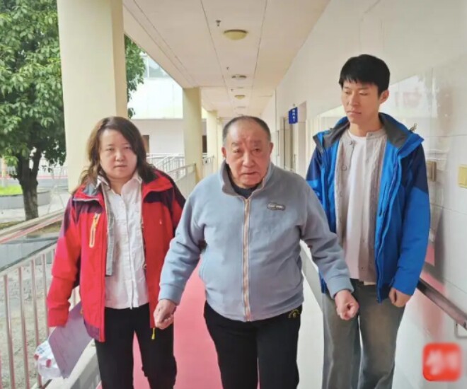 Nhân viên Trạm Quản lý Cứu trợ Nam Kinh đưa ông Wu Yechang về nhà.