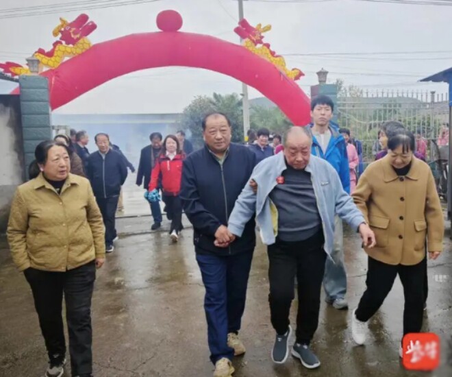 Nhà ông Wu Yechang chật kín dân làng đến chia vui.