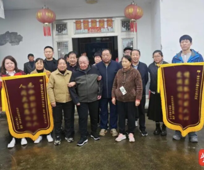 Ông Wu Yechang chụp ảnh cùng người thân