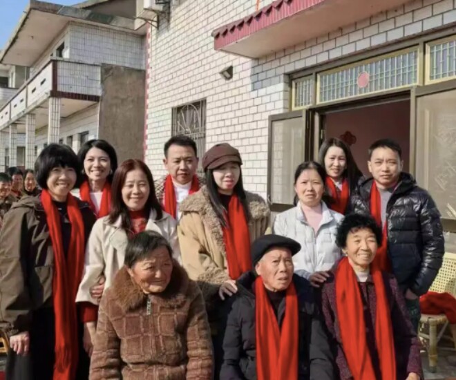 Nhà quá nghèo, cậu bé đi theo người lạ để có miếng ăn, khi thành cụ ông 82 tuổi mới tìm được đường về nhà - 1